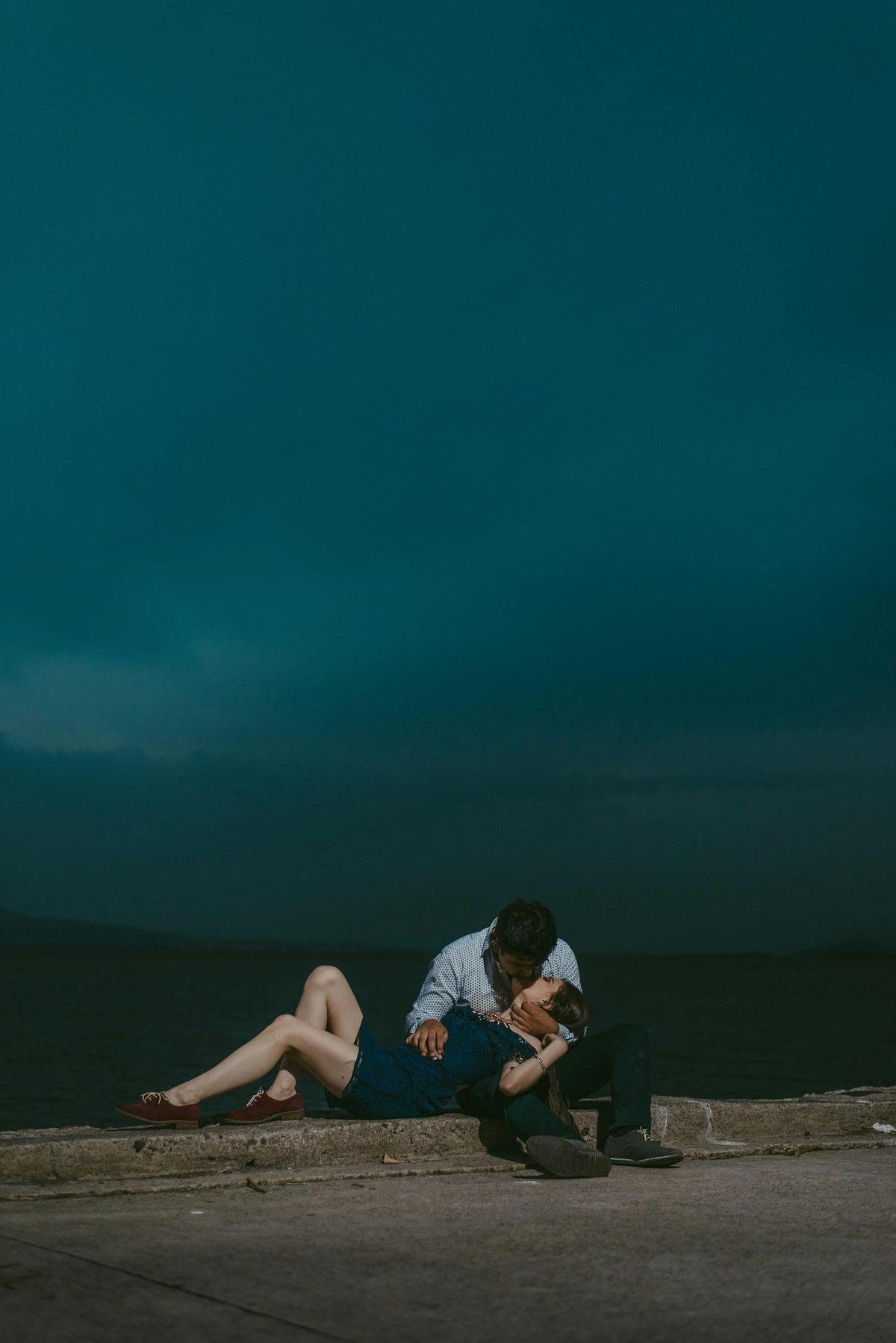 A stunning photograph of a prom couple posing together at golden hour, with the warm, golden light creating a romantic and dreamy atmosphere.